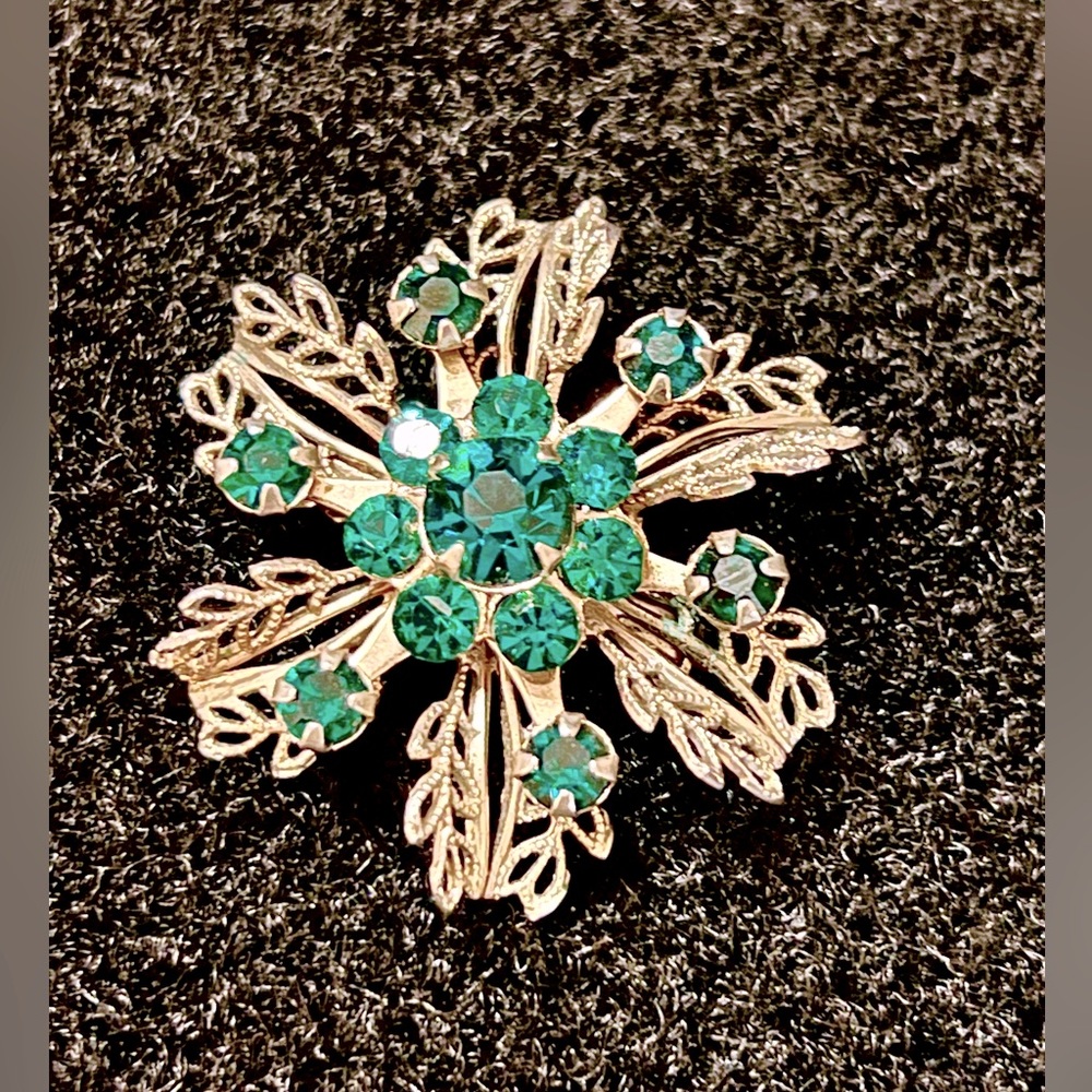Vintage silver tone green rhinestone brooch- unmarked
